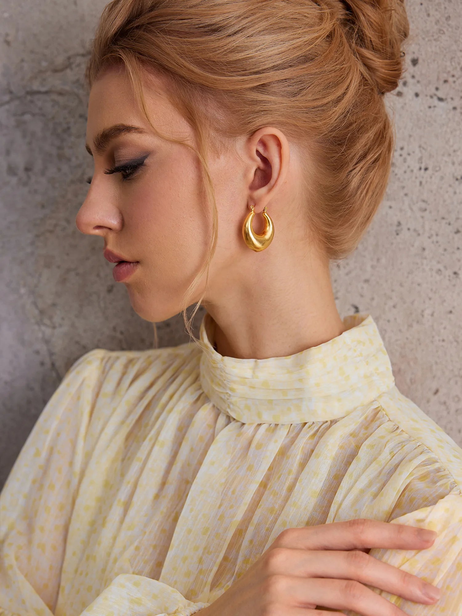 Chunky Gold Huggie Hoop Earrrings|NOOSGOP