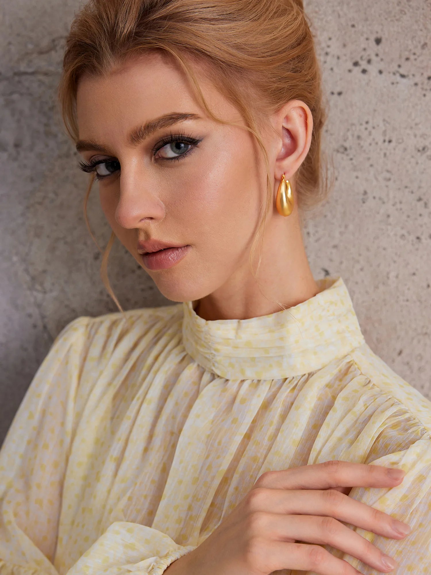 Chunky Gold Huggie Hoop Earrrings|NOOSGOP