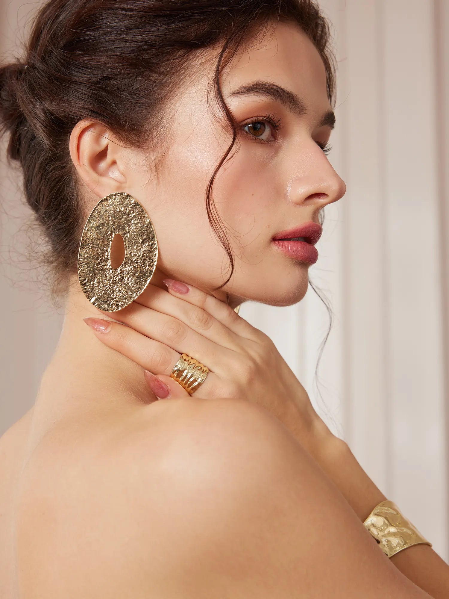 Gold Oval Hollow Earrings|NOOSGOP